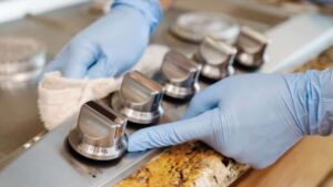 professional kitchen deep cleaning service in residential home